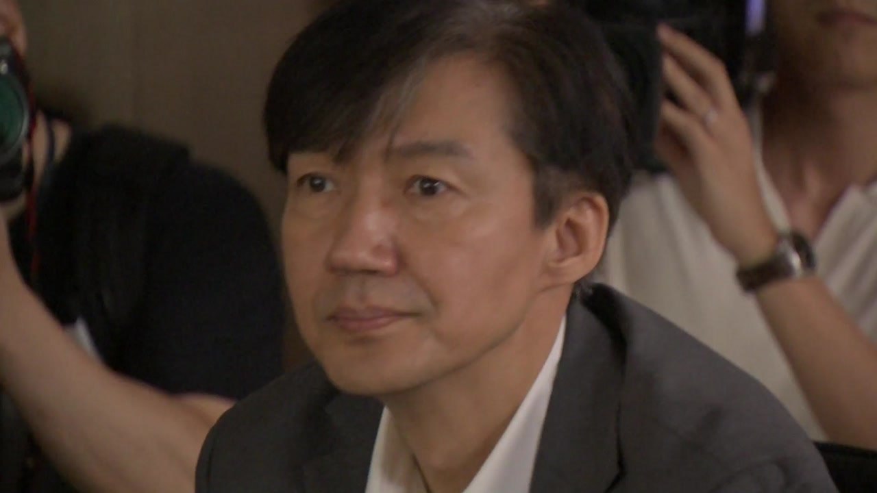 헌정 초유 현직 법무장관 조사할까?...검찰 '고심' / YTN