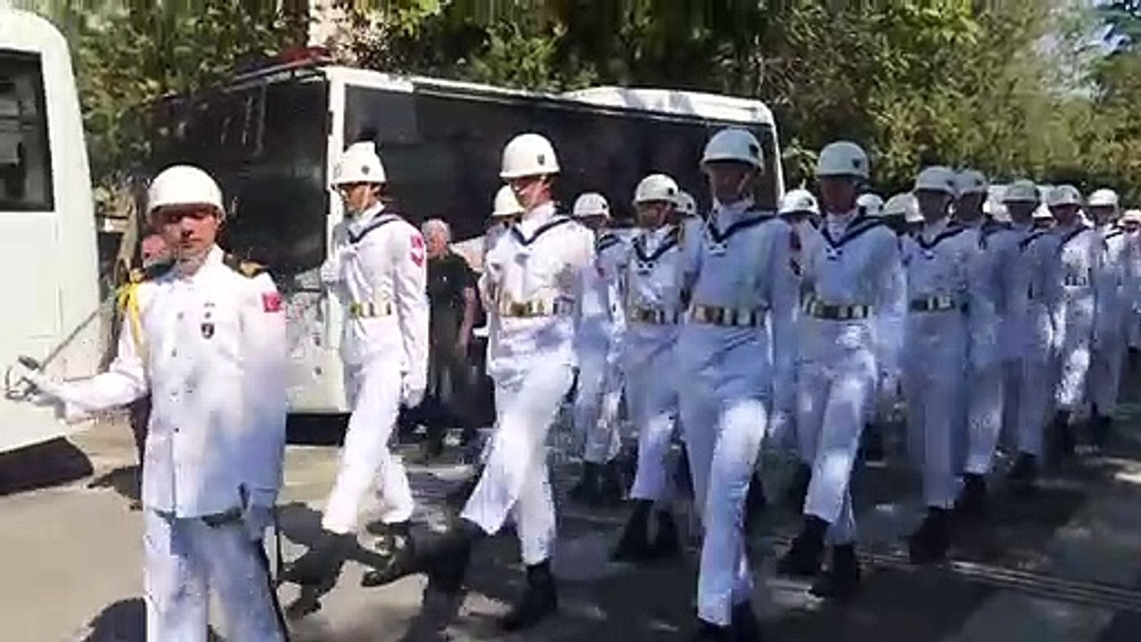 Soner Polat'ın cenaze töreninde nizamsız asker yürüyüşü