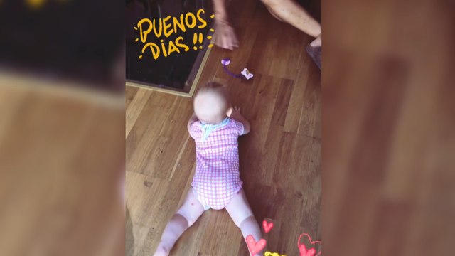 Patricia Montero enseña a gatear a su hija Laila