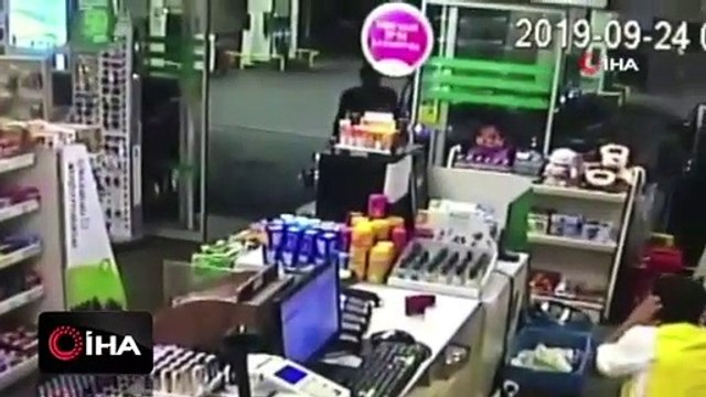 Trafikte kavga eden sürücüler benzin istasyonunda birbirine girdi