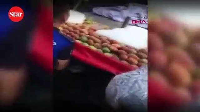 Zabıta seyyar satıcının ürünlerini döktü, vatandaş toplanıp para verdi