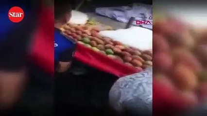 Zabıta seyyar satıcının ürünlerini döktü, vatandaş toplanıp para verdi