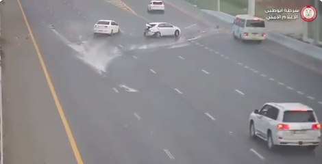 في 30 ثانية شرطة أبو ظبي توضح خطورة الانشغال بغير الطريق