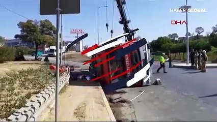 Silivri'de itfaiye aracı devrildi: 3 yaralı