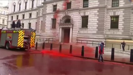 Ecologistas "la lían" con la manguera en Londres