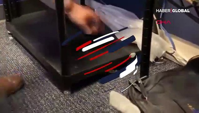 Beyaz Saray'da gazetecinin üstüne fare düştü