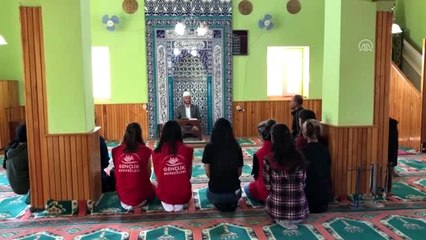 Gönüllü gençler cami temizliğinde buluştu