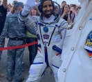 لحظة هبوط مركبة رائد الفضاء الإماراتي هزاع المنصوري