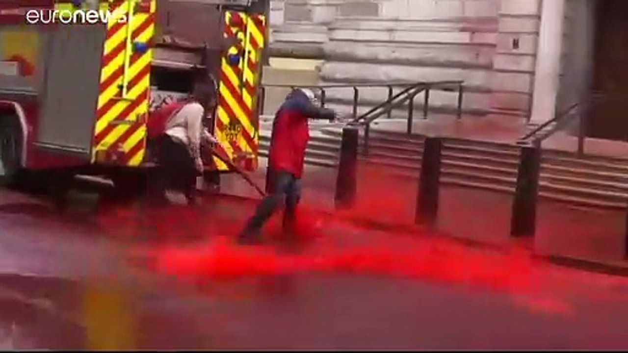 Künstliches Blut am Finanzminsterium: Klimaprotest in London