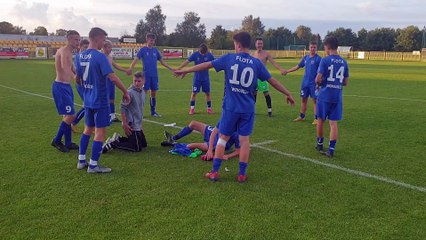 Radość juniorów po wygranym meczu z Jeziorakiem Szczecin 0-4 (0-2) Flota Świnoujście