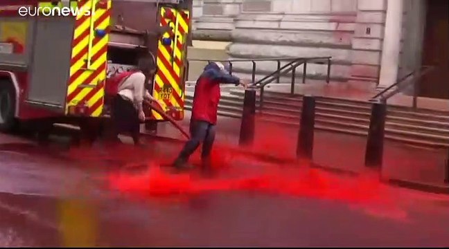 Pintura roja por el clima contra el Ministerio de Finanzas en Londres