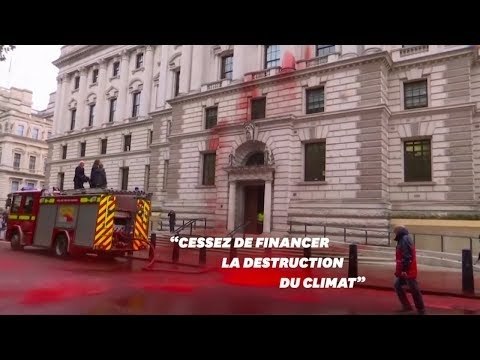 À Londres, des militants écolos aspergent le ministère des Finances de faux sang