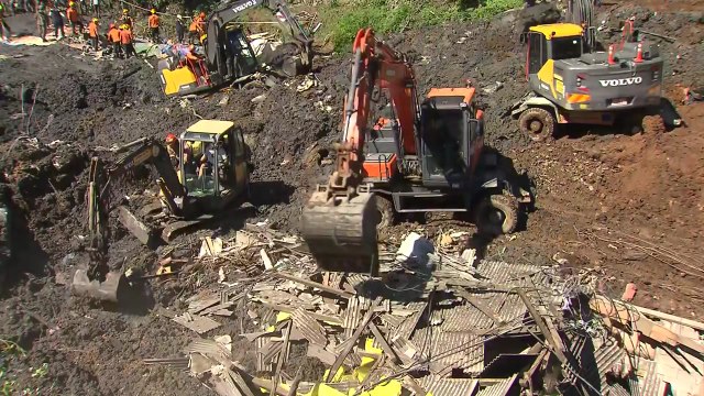 부산, 산사태 날벼락...일가족 등 4명 매몰 / YTN