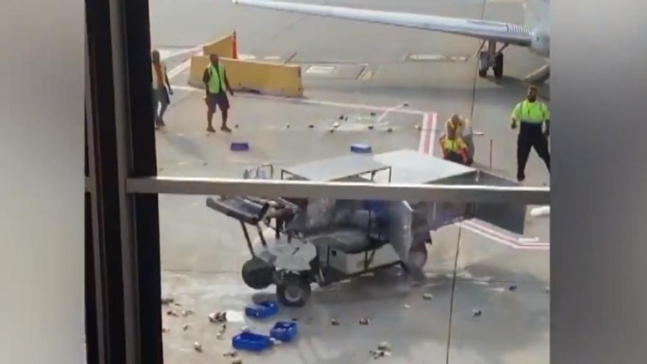 See what happened to the food truck in chicago airport  | Oneindia Malayalam