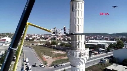 Arnavutköy'de caminin minaresinin bir bölümü söküldü havadan