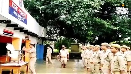 घुटनों तक भरे पानी के बीच पुलिसकर्मियों ने बापू को दी सलामी