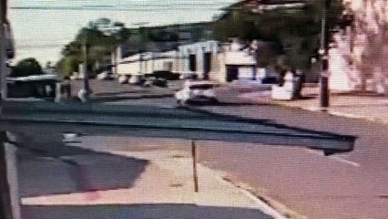 Vídeo mostra motociclista sendo violentamente atingida por carro na Rua Maringá