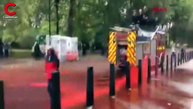 İklim eylemcileri İngiltere Hazine Bakanlığı'nı kırmızıya boyadı