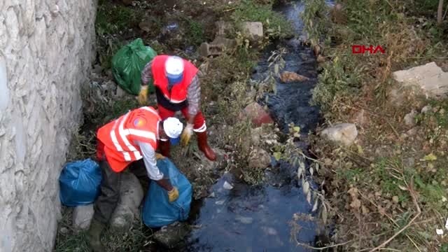 Van yükümlüler, van gölü'ne dökülen derelerde temizlik yaptı