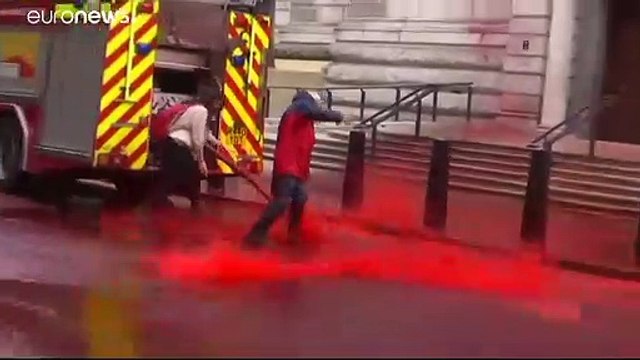 Красной краской - по фасаду против изменений климата