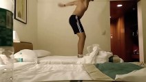 Saut en backflip dans le lit : il se cogne la tête contre le mur !