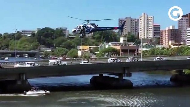 Lancha e helicóptero são usados em perseguição no canal de Camburi