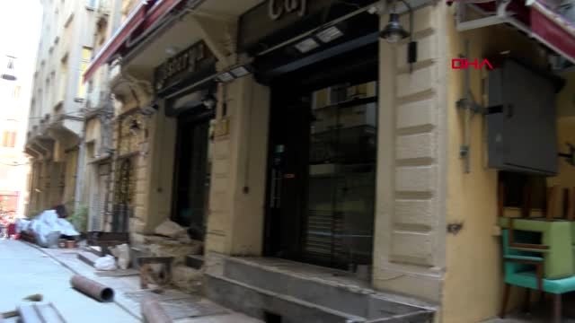 Beyoğlu'nda binanın çökme tehlikesi nedeniyle dükkanlar boşaltılıyor