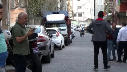 Скачать видео: Kağıthane'de bir polis silahını temizlerken meslektaşını vurdu