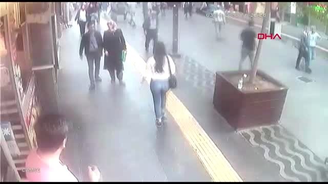 Caddede pompalı tüfekli saldırı kamerada