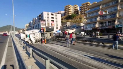 Kuşadası’nda kontrolden çıkan beton mikseri yola devrildi