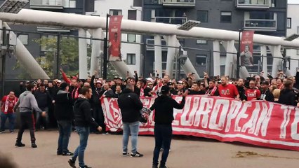 Les supporters du Standard arrivent à Arsenal