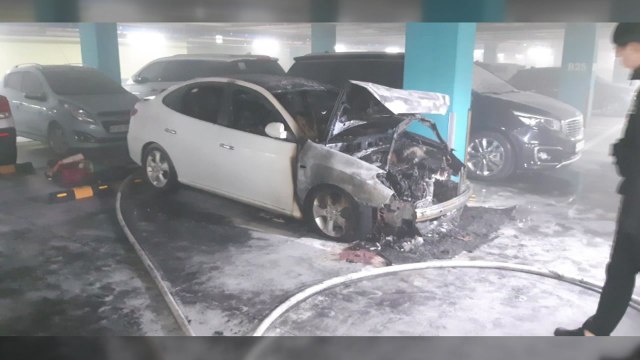 지하주차장에 주차된 승용차 화재...인명피해 없어 / YTN