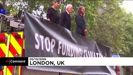 İklim aktivistleri İngiltere Hazine Bakanlığı'nı "kana buladı"