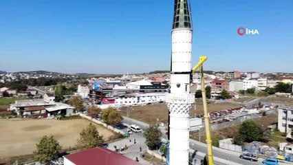 Depremde hasar gören caminin minaresindeki külah kısmı söküldü