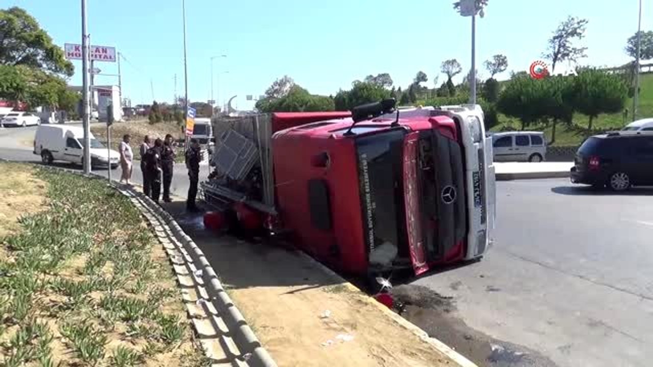 Yangına müdahaleye giden itfaiye aracı devrildi
