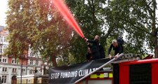 İklim değişikliği aktivistleri İngiltere Maliye Bakanlığı binası yerine birbirlerini boyadı
