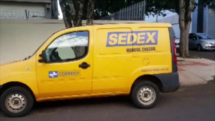 Carros se envolvem em colisão no Parque São Paulo