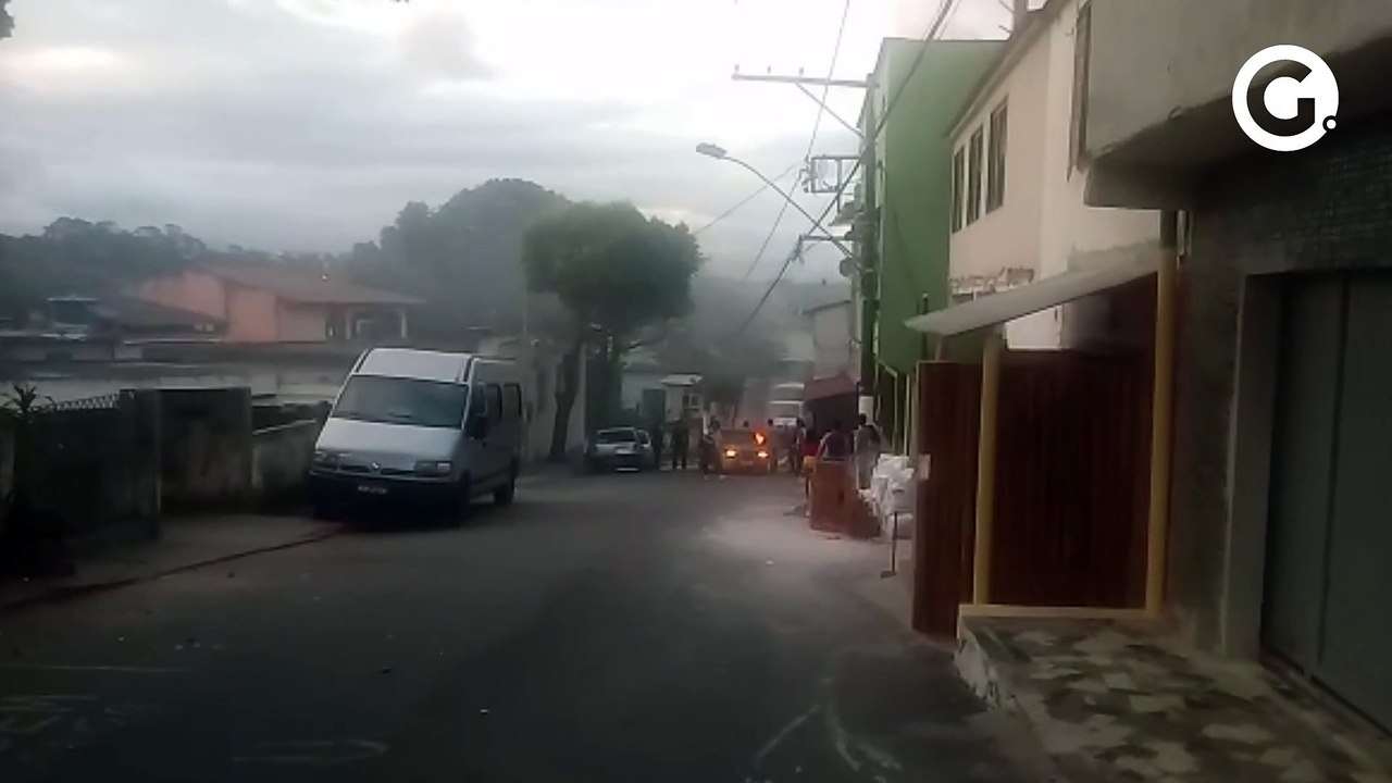Carro pega fogo em Cobi, Vila Velha