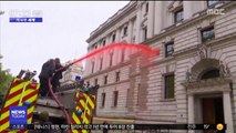 [이 시각 세계] 영국 재무부 건물에 '페인트 테러'