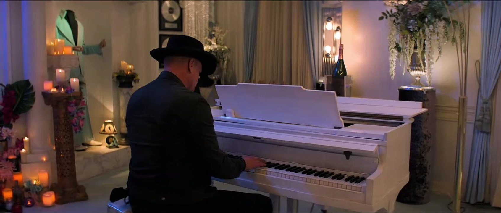 ZOMBIELAND MATA Y REMATA  Película - Protagonizada por Woody Harrelson, Jesse Eisenberg, Emma Stone, Abigail Breslin, Rosario Dawson, Zoey Deutch y Luke Wilson.