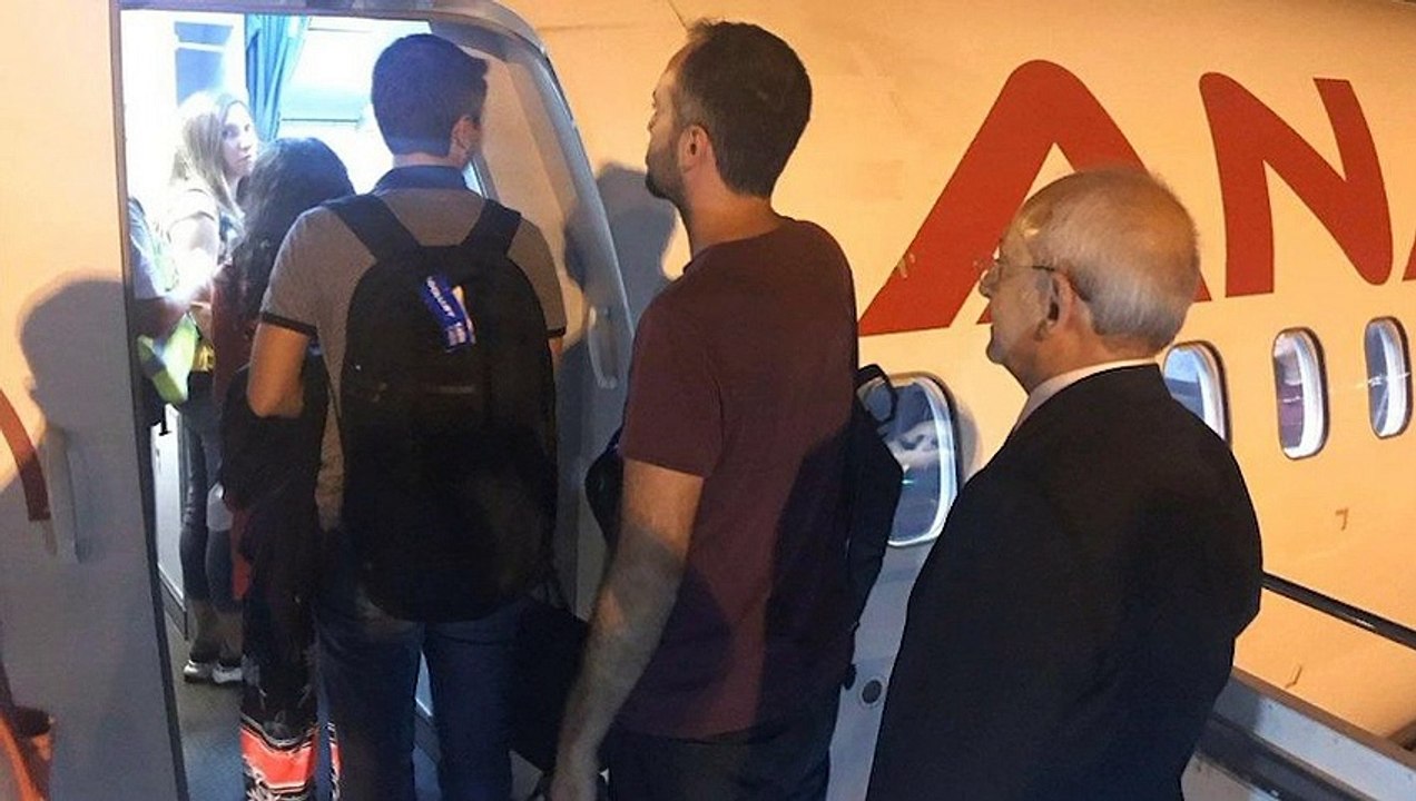 Tarifeli uçakla Ankara'ya dönen Kılıçdaroğlu, sosyal medyada gündem oldu