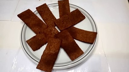 Italian pizza flavoured cheto gluten free crackers made with sour cream!