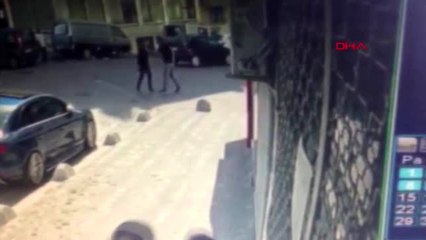 Zeytinburnu'nda yoldan geçen 2 kişinin yaralandığı silahlı kavga kamerada