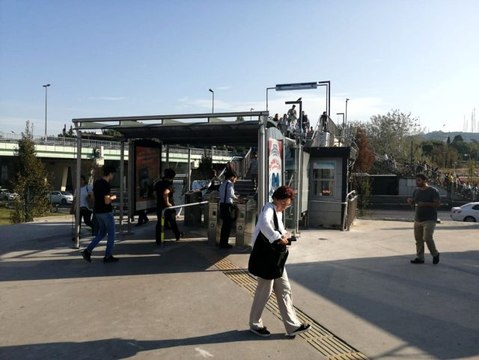Altunizade metrobüs durağındaki çözüm şaşkına çevirdi
