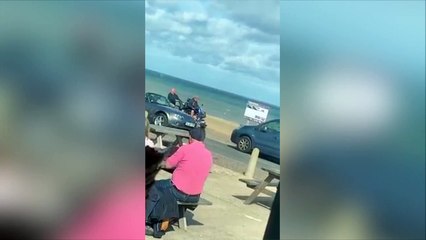 Ces personnes en fauteuils roulant jouent aux auto tamponneuses !