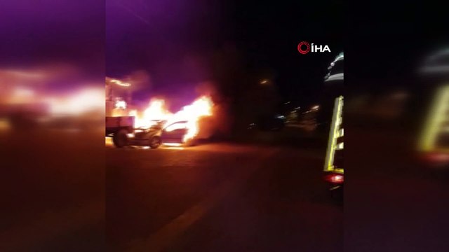 Park halindeki traktöre çarpan araç alev alev böyle yandı