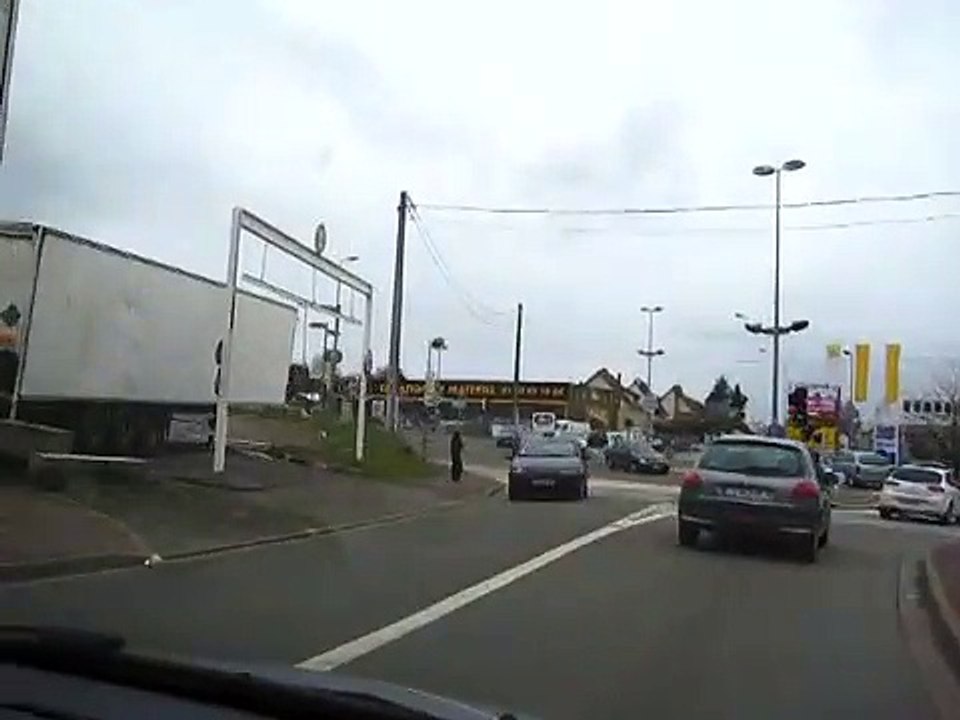 83 je tourne a gauche MAIS face a une priorite!