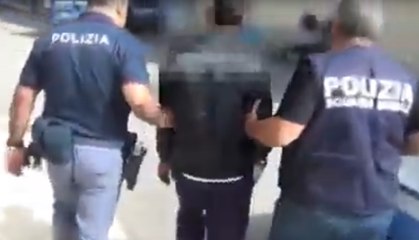 Descargar video: Migranti, arrestato scafista tunisino a Pozzallo: incastrato da selfie e video (04.10.19)