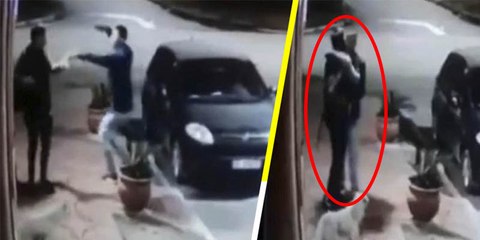 Este delincuente intenta robar a un joven, se da cuenta que es su amigo y hasta lo saluda con un abrazo