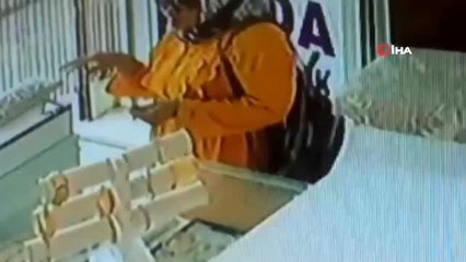 16 bin liralık bileziği çalıp kayıplara karıştı...Hırsızlık anı kamerada